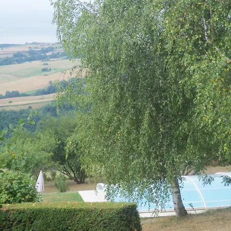 La Croix Des Landes Ou D'hote Avec Piscine A Holiday home Chouvigny